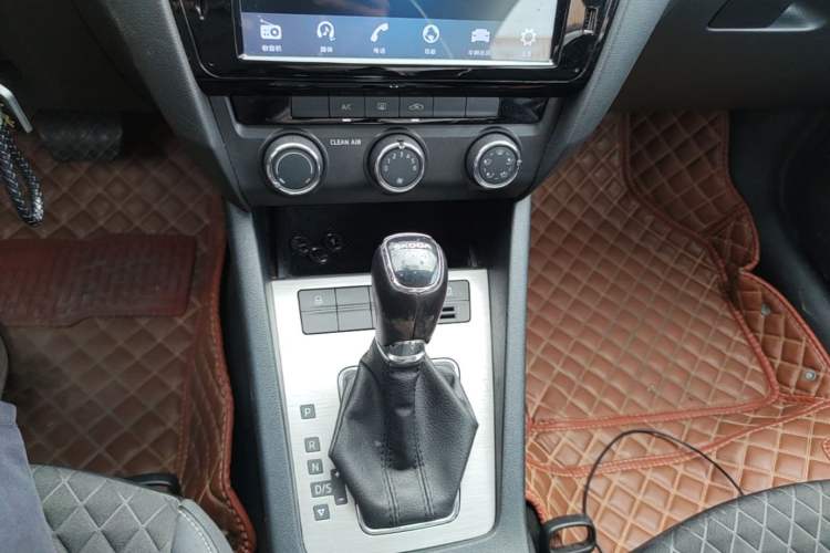 Used Skoda Octavia 2018 1.6L Automatic Luxury Edition Gear Lever