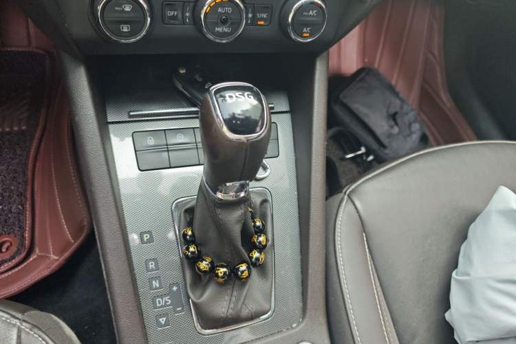 Used Skoda Octavia 2018 Station Wagon TSI280 DSG Flagship Edition Gear Lever