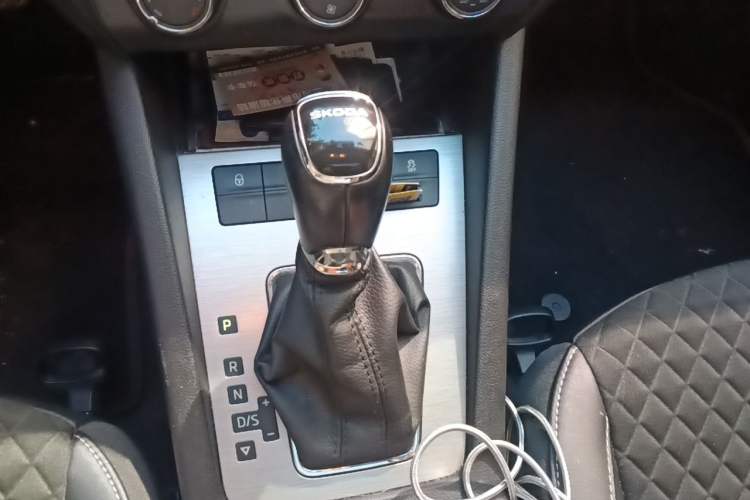 Used Skoda Octavia 2018 1.6L Automatic Luxury Edition Gear Lever