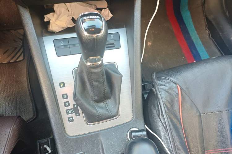 Used Skoda Octavia 2018 1.6L Automatic Comfort Edition Gear Lever