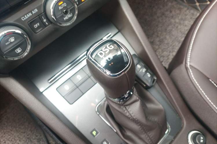 Used Skoda Octavia 2018 Station Wagon TSI280 DSG Flagship Edition Gear Lever