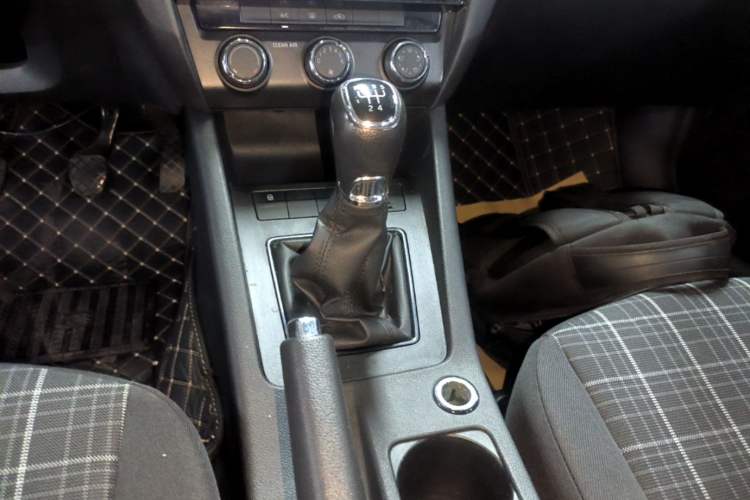 Used Skoda Octavia 2018 1.6L Manual Standard Edition Gear Lever