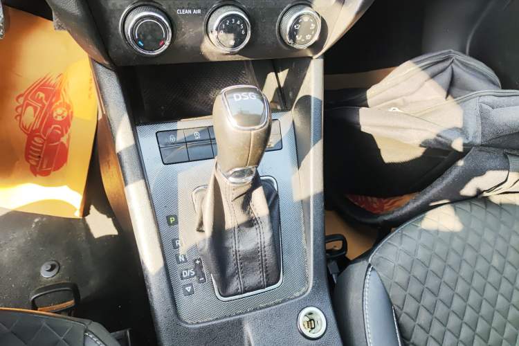 Used Skoda Octavia 2018 Station Wagon TSI230 DSG Luxury Edition Gear Lever
