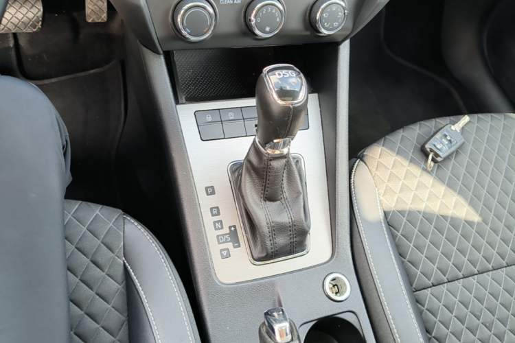 Used Skoda Octavia 2018 TSI230 DSG Luxury Edition Gear Lever