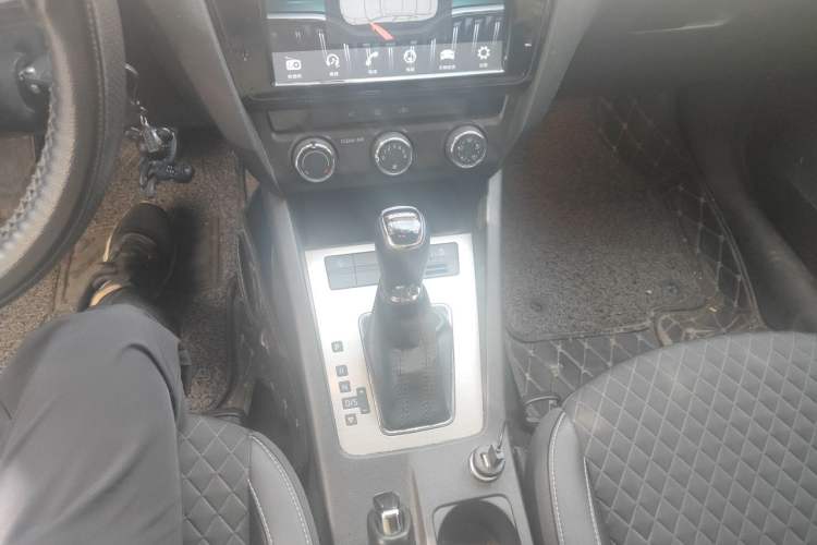 Used Skoda Octavia 2018 1.6L Automatic Luxury Edition Gear Lever