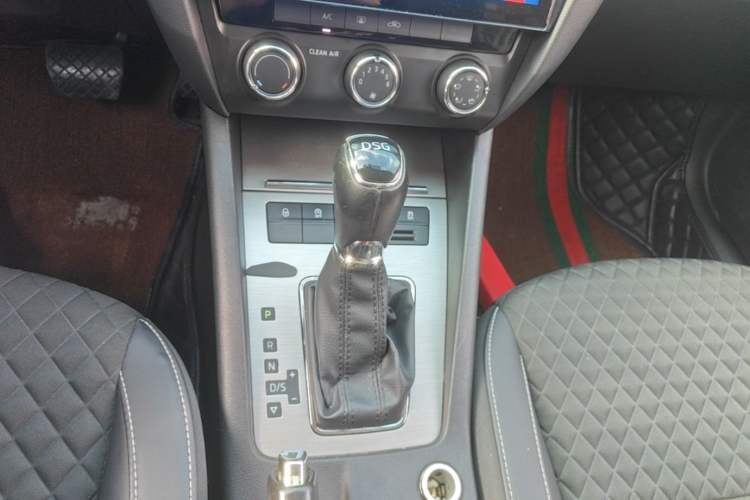 Used Skoda Octavia 2018 TSI230 DSG Luxury Edition Gear Lever