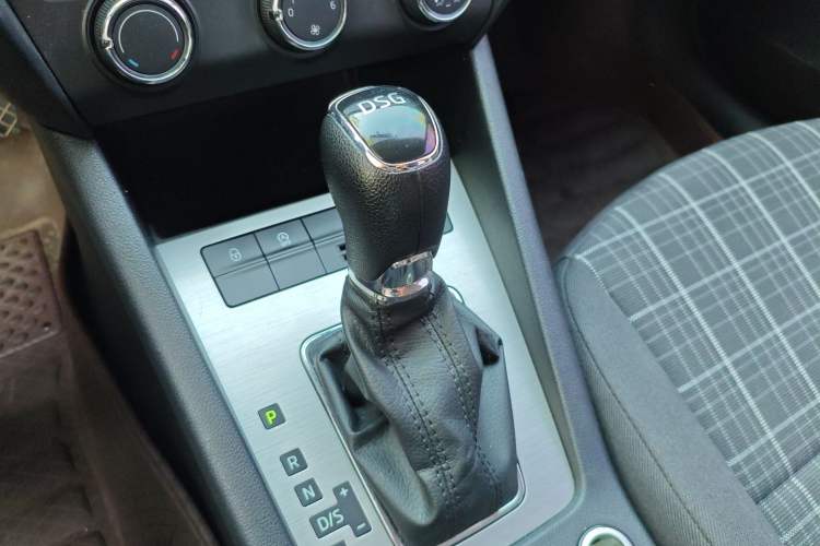 Used Skoda Octavia 2018 TSI230 DSG Comfort Edition Gear Lever