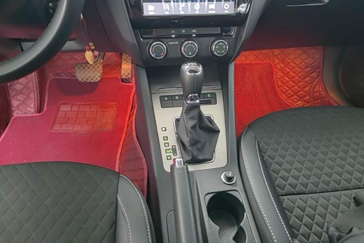 Used Skoda Octavia 2018 TSI230 DSG Luxury Edition Gear Lever