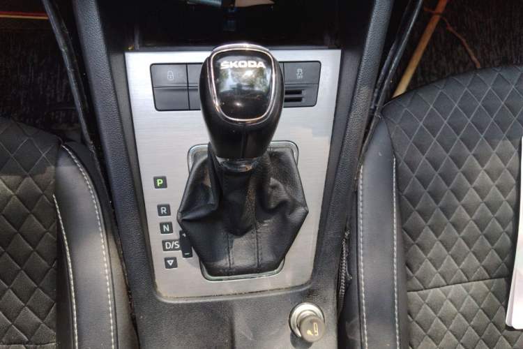 Used Skoda Octavia 2018 1.6L Automatic Luxury Edition Gear Lever