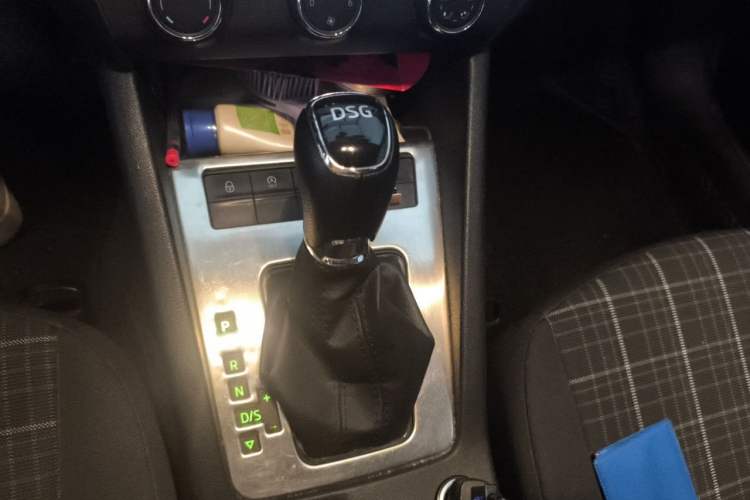 Used Skoda Octavia 2018 Station Wagon TSI230 DSG Comfort Edition Gear Lever