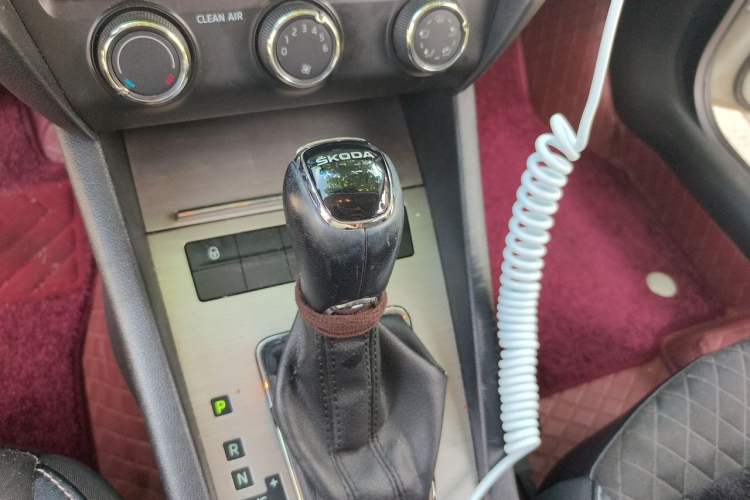 Used Skoda Octavia 2018 1.6L Automatic Luxury Edition Gear Lever