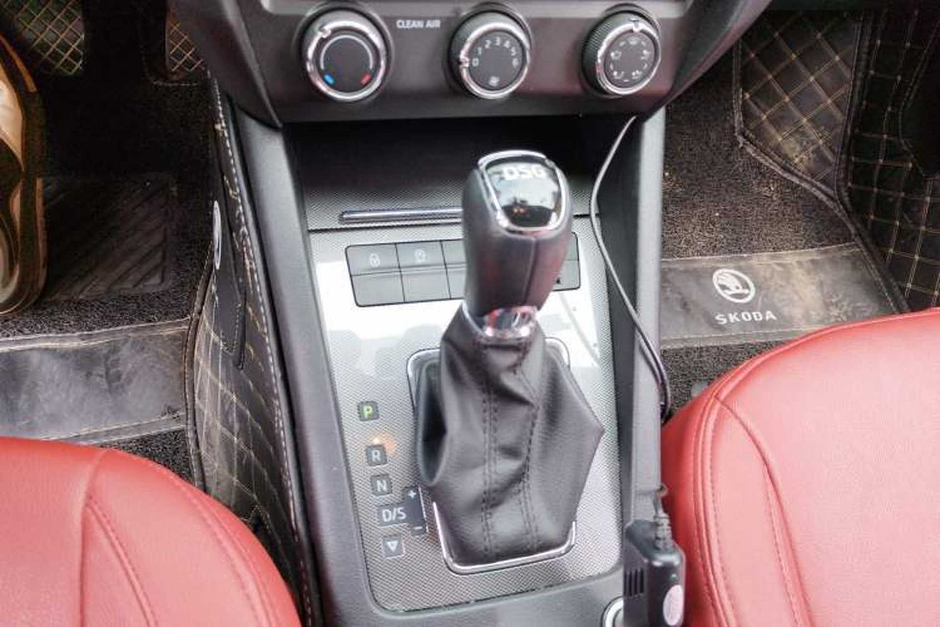 Used Skoda Octavia 2018 Station Wagon TSI230 DSG Luxury Edition Gear Lever