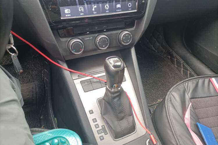 Used Skoda Octavia 2018 TSI280 DSG Luxury Edition Gear Lever