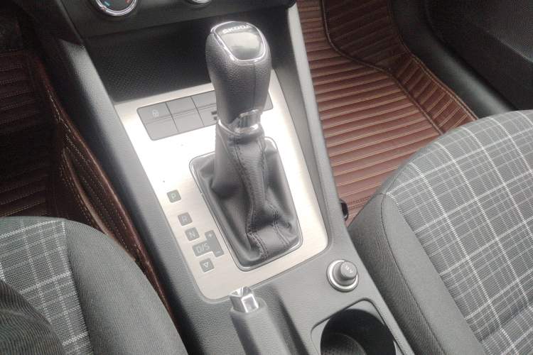 Used Skoda Octavia 2018 1.6L Automatic Comfort Edition Gear Lever