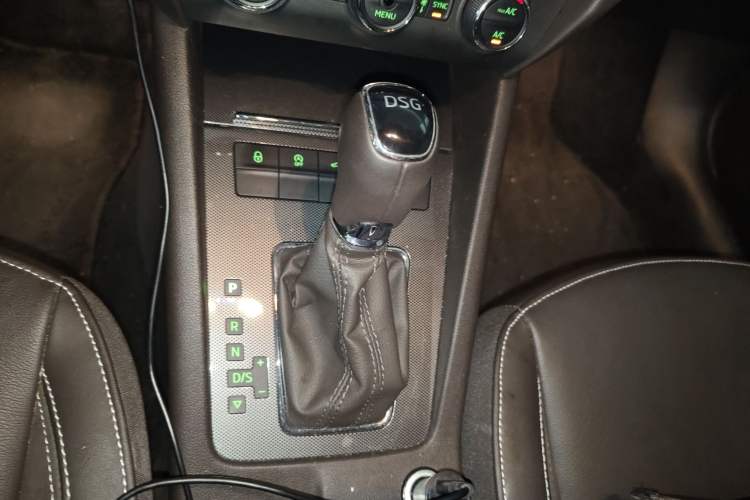 Used Skoda Octavia 2018 Station Wagon TSI280 DSG Flagship Edition Gear Lever