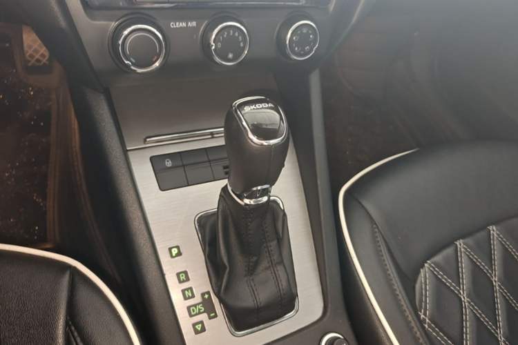 Used Skoda Octavia 2018 1.6L Automatic Luxury Edition Gear Lever