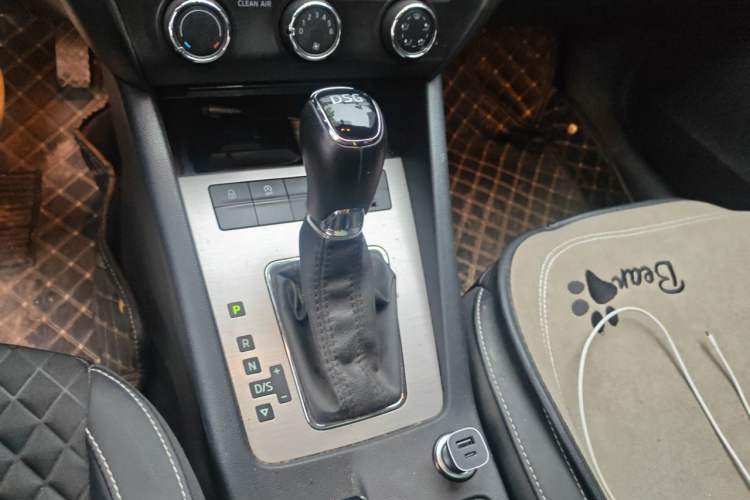 Used Skoda Octavia 2018 TSI280 DSG Luxury Edition Gear Lever