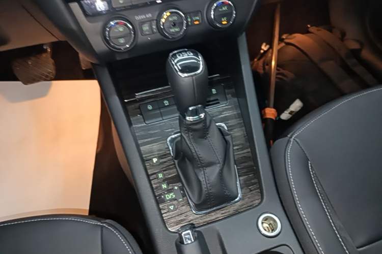 Used Skoda Octavia 2018 TSI280 DSG Flagship Edition Gear Lever