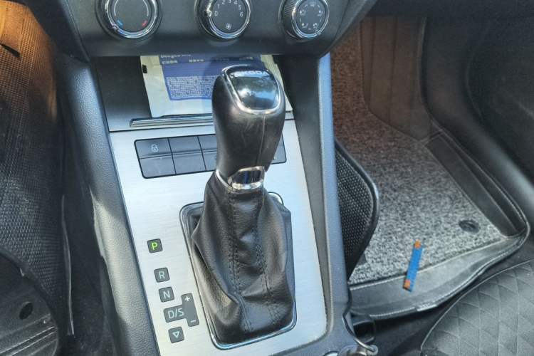 Used Skoda Octavia 2018 1.6L Automatic Luxury Edition Gear Lever