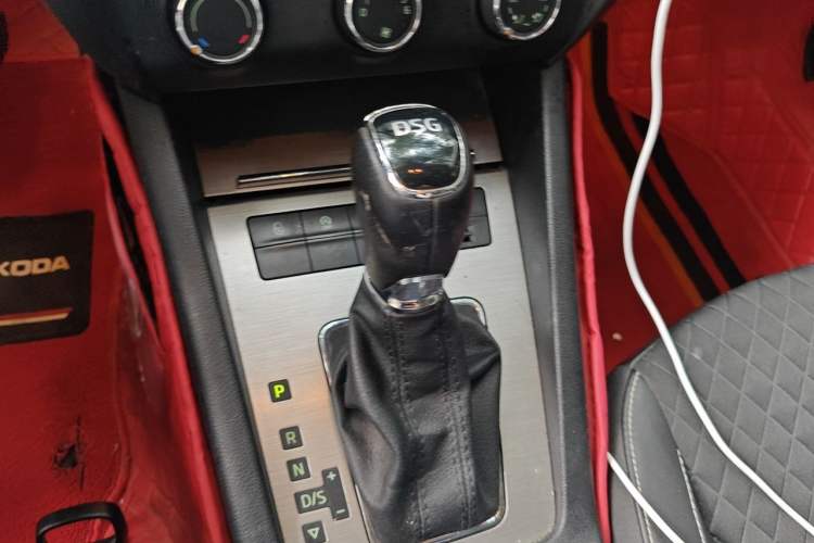 Used Skoda Octavia 2018 TSI230 DSG Luxury Edition Gear Lever