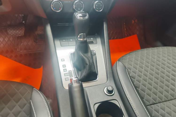 Used Skoda Octavia 2018 Station Wagon TSI280 DSG Luxury Edition Gear Lever