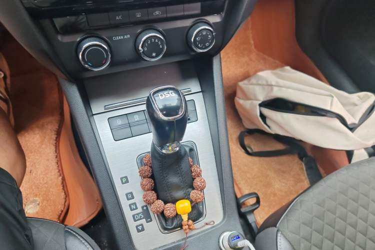 Used Skoda Octavia 2018 TSI230 DSG Luxury Edition Gear Lever