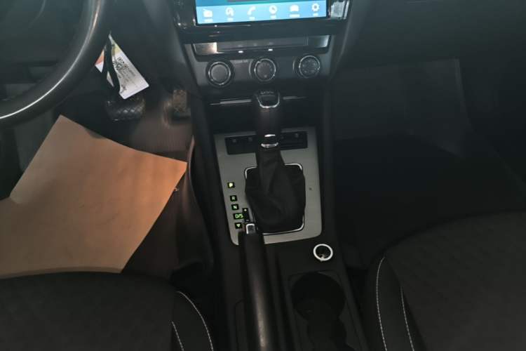 Used Skoda Octavia 2018 TSI230 DSG Luxury Edition Gear Lever