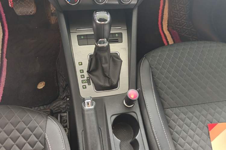 Used Skoda Octavia 2018 1.6L Automatic Luxury Edition Gear Lever