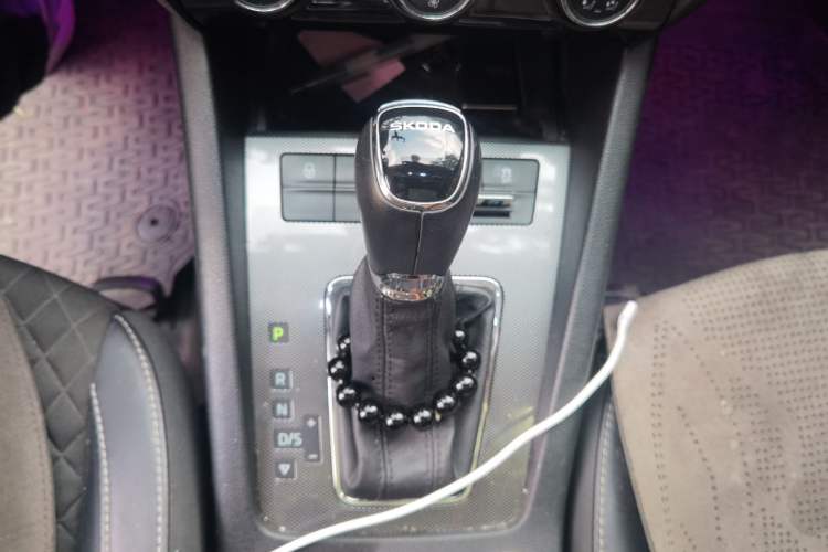 Used Skoda Octavia 2018 1.6L Automatic Luxury Edition Gear Lever