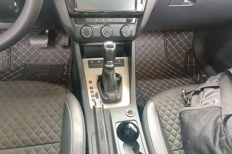 Used Skoda Octavia 2018 TSI230 DSG Luxury Edition Gear Lever
