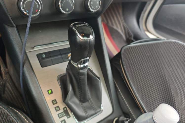 Used Skoda Octavia 2018 1.6L Automatic Luxury Edition Gear Lever