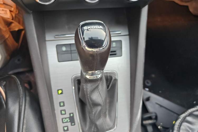 Used Skoda Octavia 2018 1.6L Automatic Luxury Edition Gear Lever