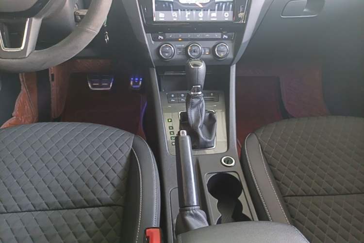 Used Skoda Octavia 2018 Station Wagon TSI230 DSG Luxury Edition Gear Lever