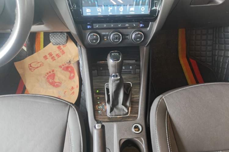 Used Skoda Octavia 2018 TSI280 DSG Flagship Edition Gear Lever