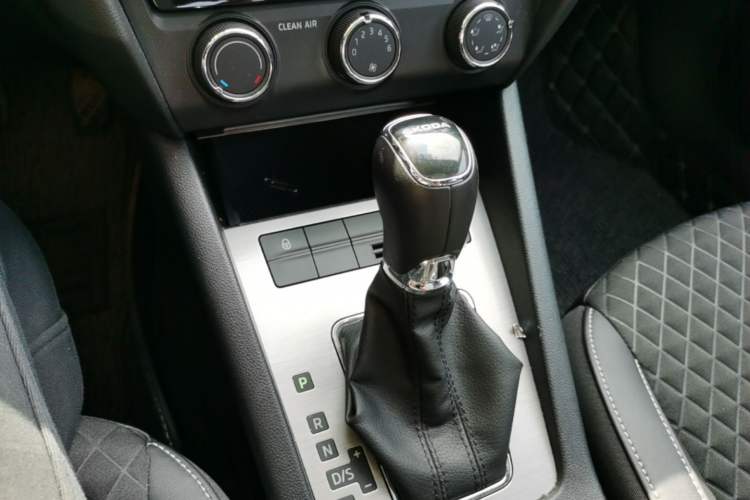 Used Skoda Octavia 2018 1.6L Automatic Luxury Edition Gear Lever