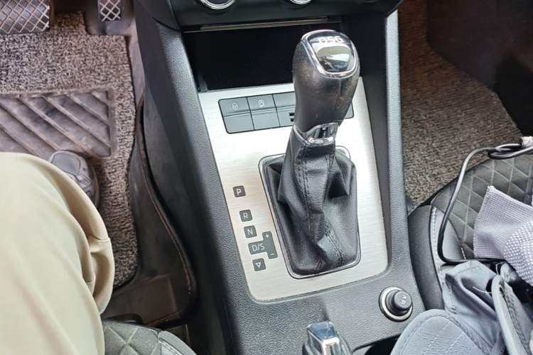 Used Skoda Octavia 2018 TSI230 DSG Luxury Edition Gear Lever