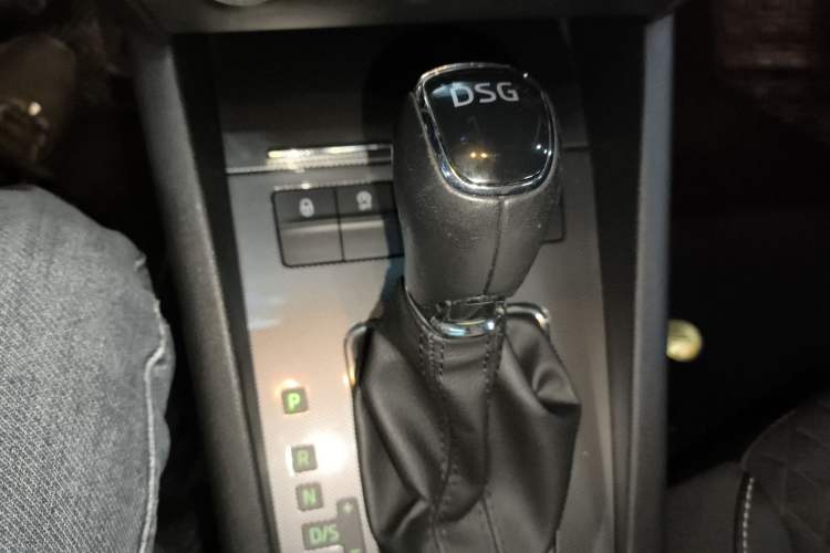 Used Skoda Octavia 2018 Station Wagon TSI280 DSG Luxury Edition Gear Lever