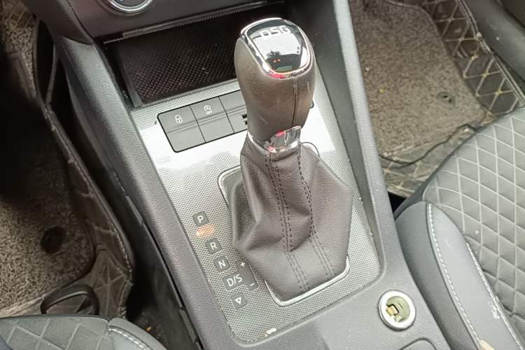 Used Skoda Octavia 2018 Station Wagon TSI230 DSG Luxury Edition Gear Lever
