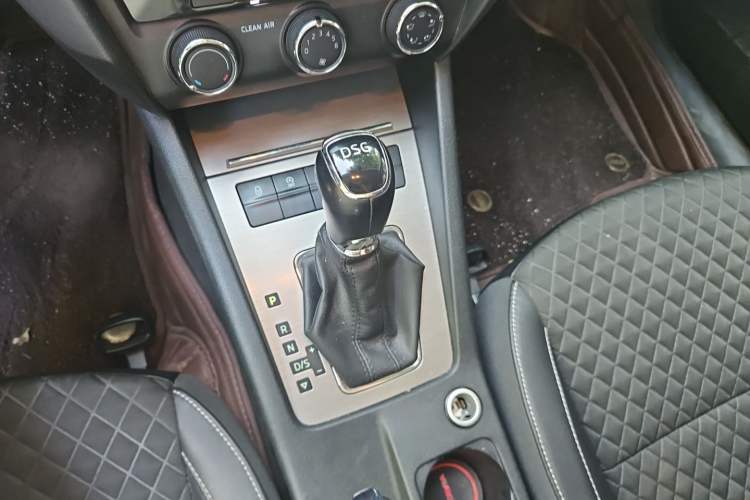 Used Skoda Octavia 2018 TSI230 DSG Luxury Edition Gear Lever