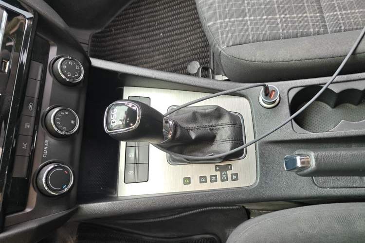 Used Skoda Octavia 2018 TSI230 DSG Comfort Edition Gear Lever