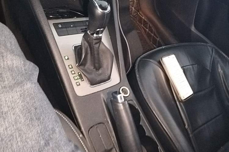 Used Skoda Octavia 2018 1.6L Automatic Luxury Edition Gear Lever