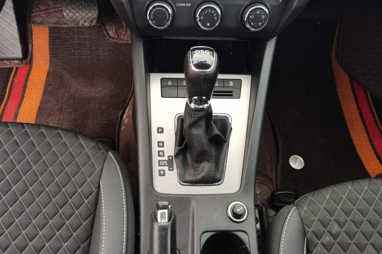 Used Skoda Octavia 2018 TSI230 DSG Luxury Edition Gear Lever