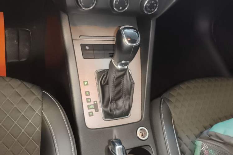 Used Skoda Octavia 2018 1.6L Automatic Luxury Edition Gear Lever