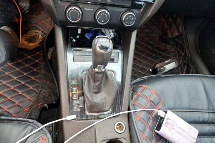 Used Skoda Octavia 2018 TSI230 DSG Luxury Edition Gear Lever