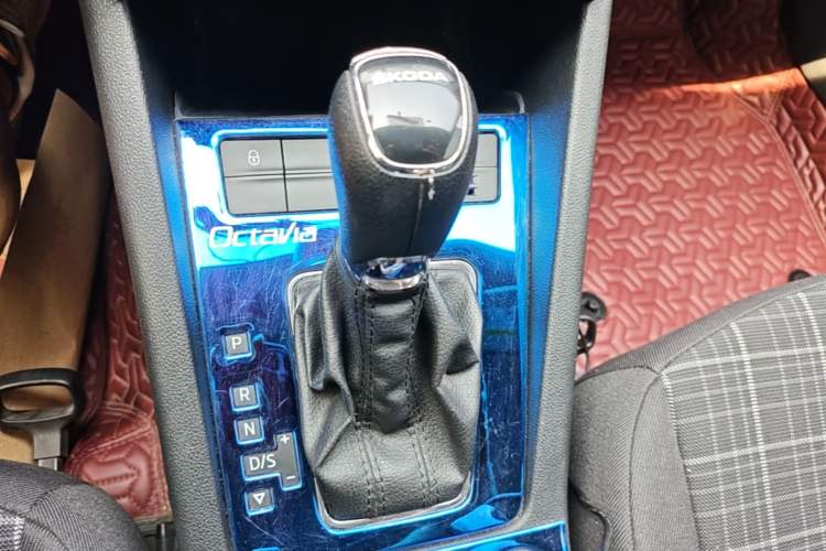 Used Skoda Octavia 2018 1.6L Automatic Comfort Edition Gear Lever