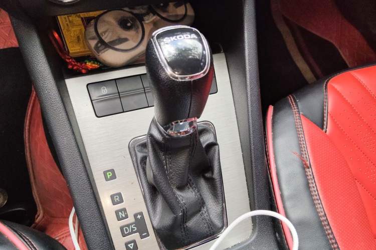 Used Skoda Octavia 2018 1.6L Automatic Comfort Edition Gear Lever