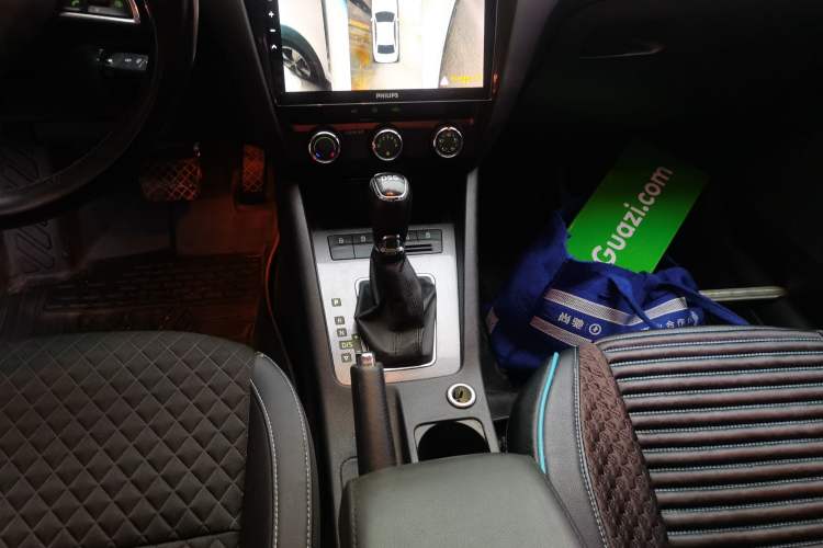 Used Skoda Octavia 2018 Station Wagon TSI280 DSG Luxury Edition Gear Lever