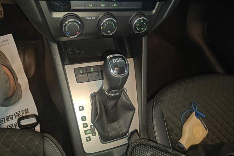 Used Skoda Octavia 2018 TSI230 DSG Luxury Edition Gear Lever