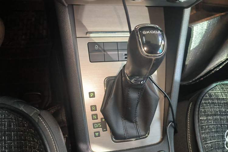 Used Skoda Octavia 2018 1.6L Automatic Luxury Edition Gear Lever
