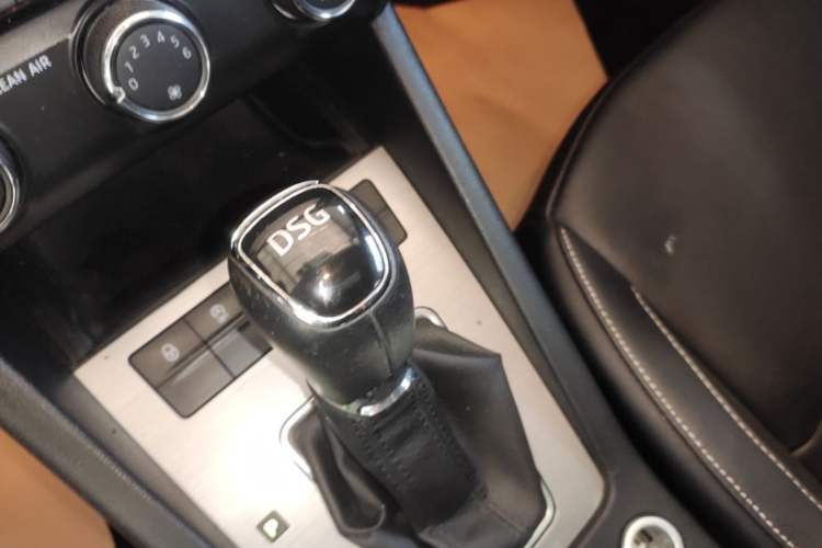 Used Skoda Octavia 2018 TSI230 DSG Luxury Edition Gear Lever